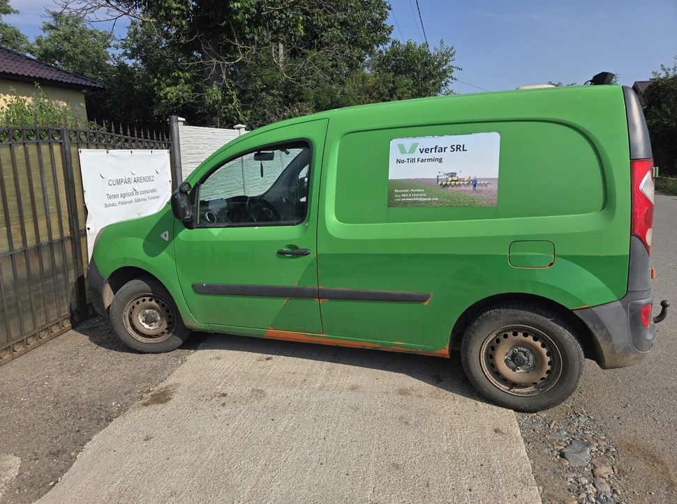 Green Renault Kangoo with Verfar branding